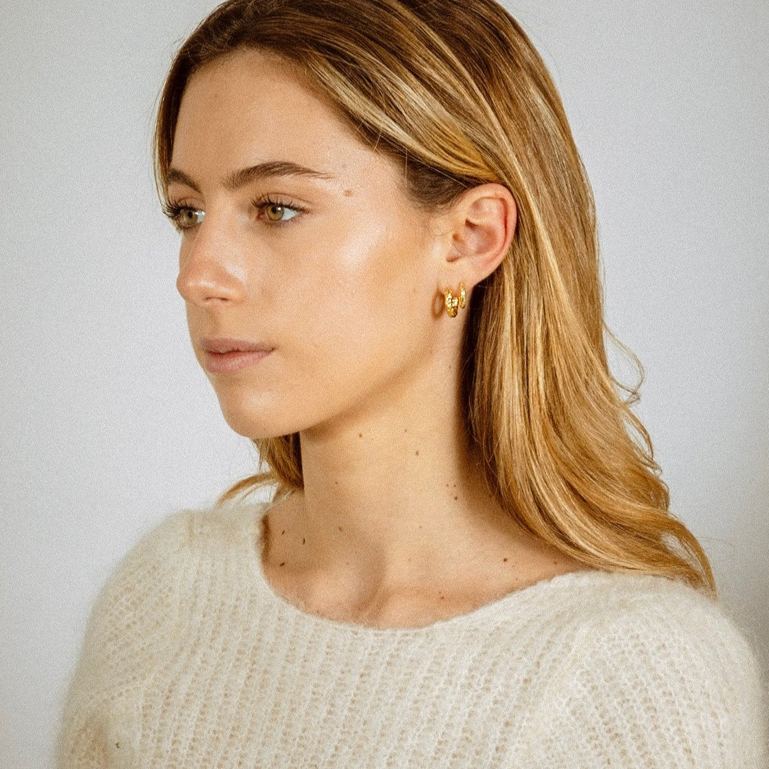 boucles d'oreilles dorées en acier inoxydable en forme d'anneau.