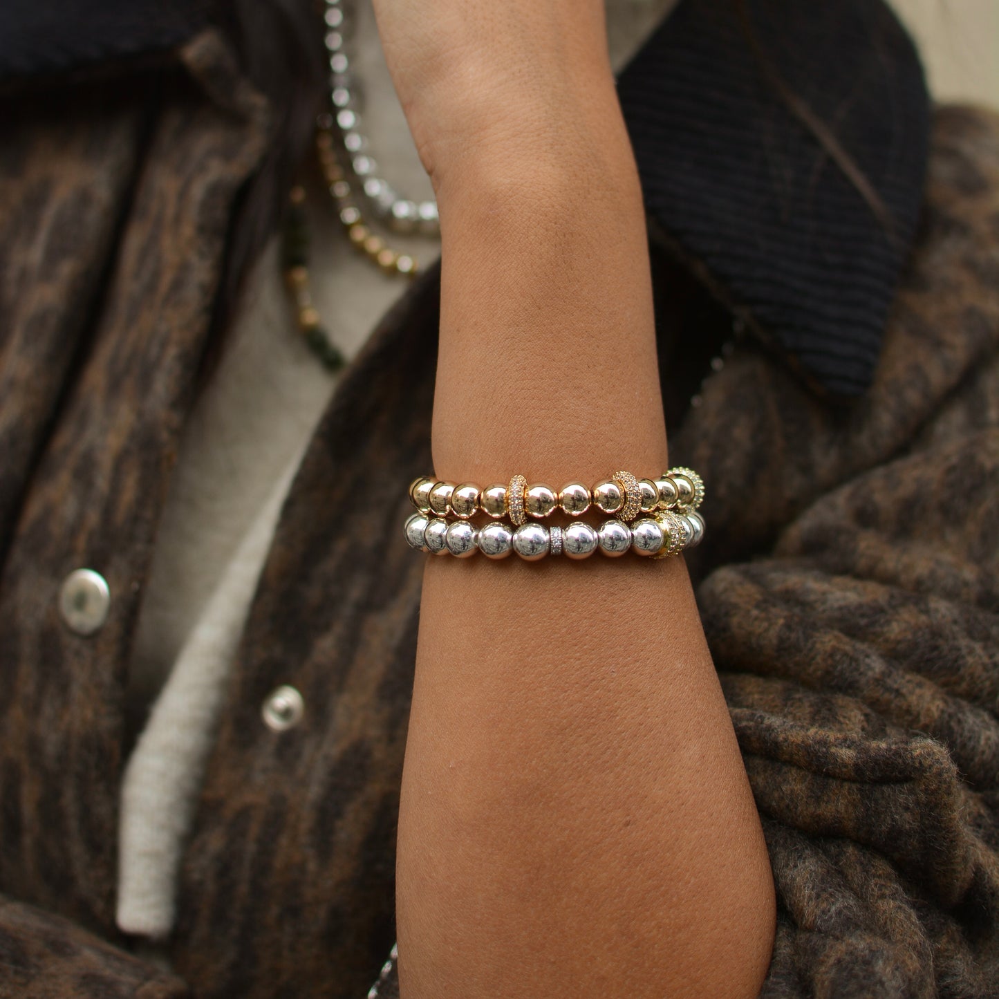 bracelet perlé en hématité doré avec zircons porté par le modèle