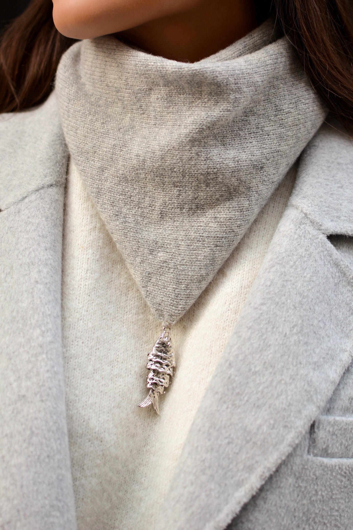 Bandana porto couleur grise en laine avec charm poisson