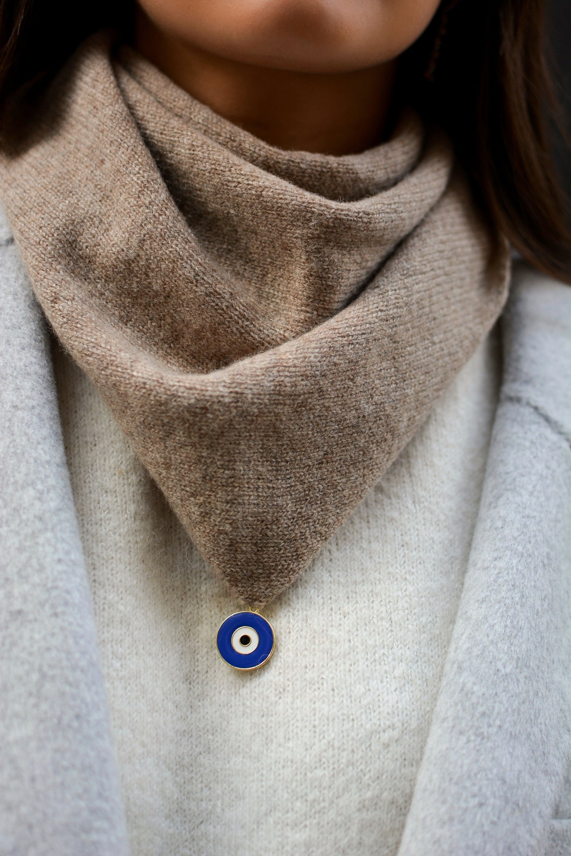 Bandana en Laine taupe avec charm poisson oeil 