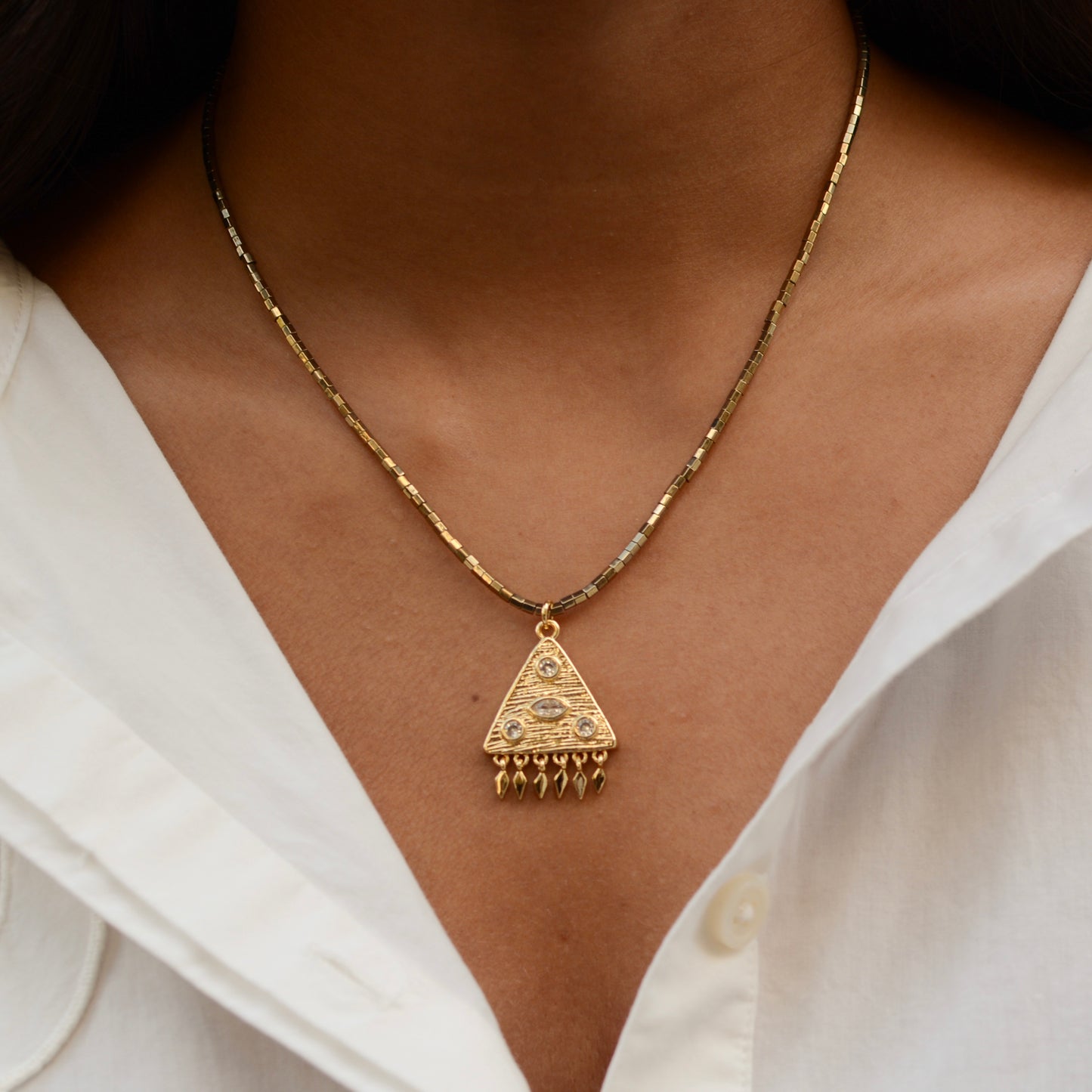 Ce collier est fait à la main avec des pierres semi précieuses plaquées or résistantes à l'eau. 