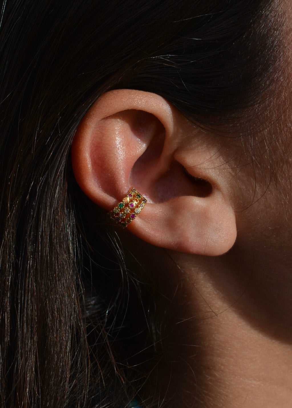 Bague d'oreille plaquée or et 3 rangées de zircons multicolores, portée par le modèle Rose Hill Paris