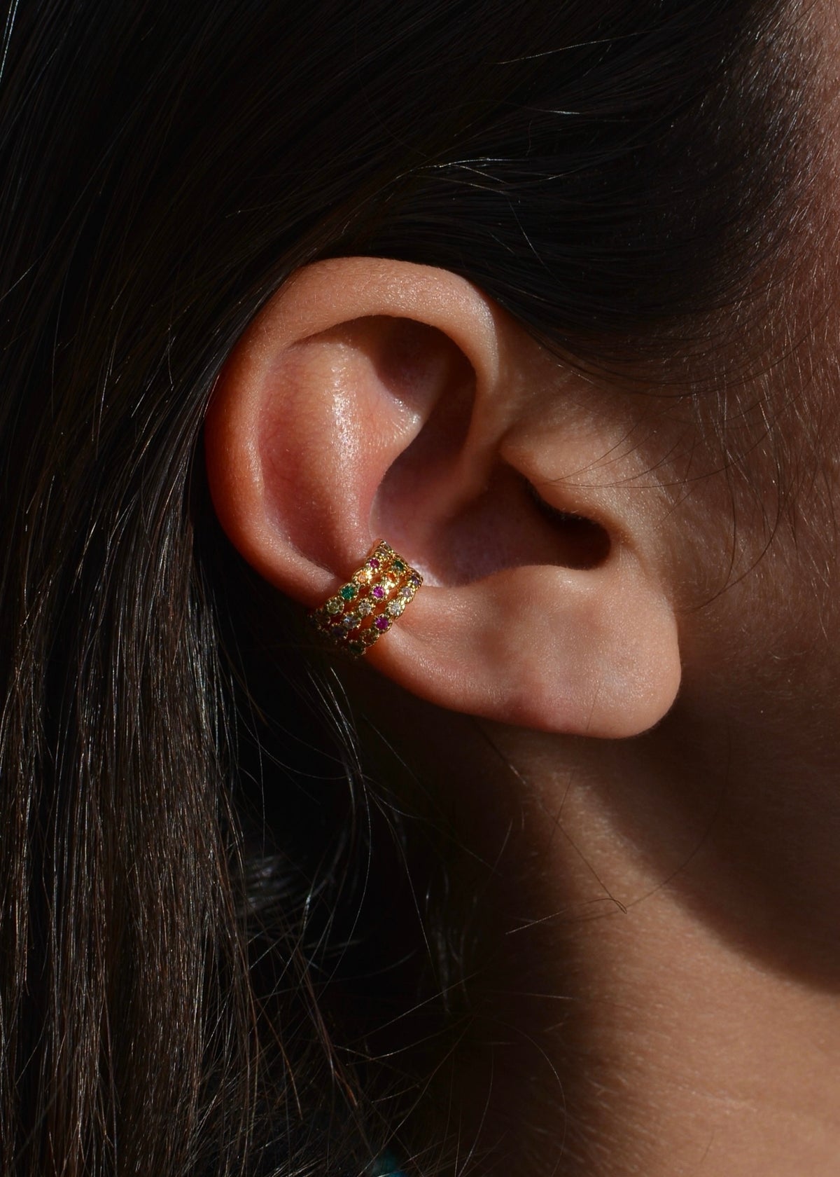 Bague d'oreille plaquée or et 3 rangées de zircons multicolores, portée par le modèle Rose Hill Paris