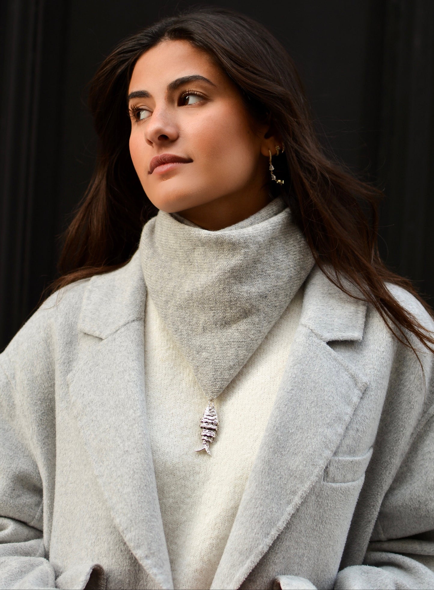 bandana porto gris en laine porté par le modèle. 