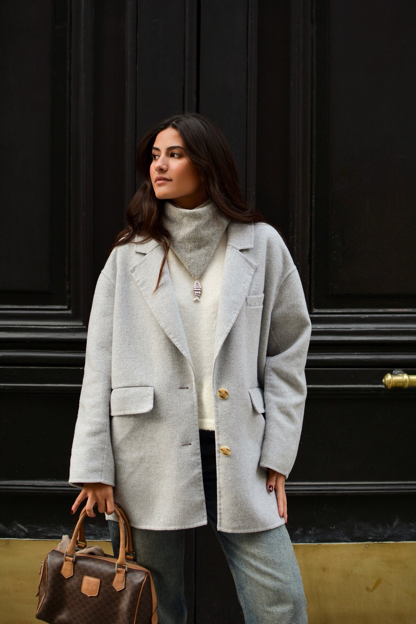 bandana en laine grise avec charm de poisson argenté porté par le modèle