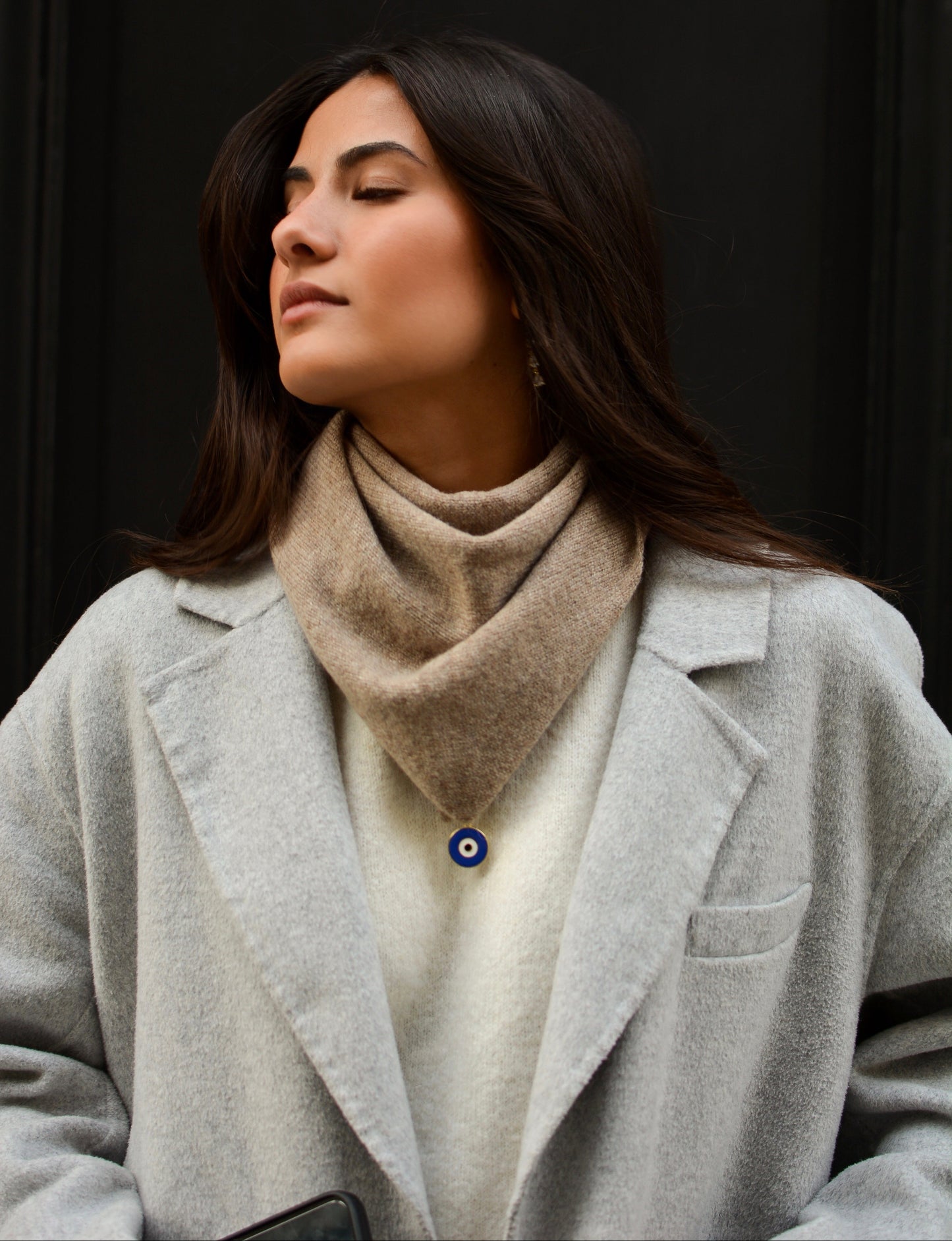 bandana taupe en laine et charm oeil bleu porté par le modèle. 