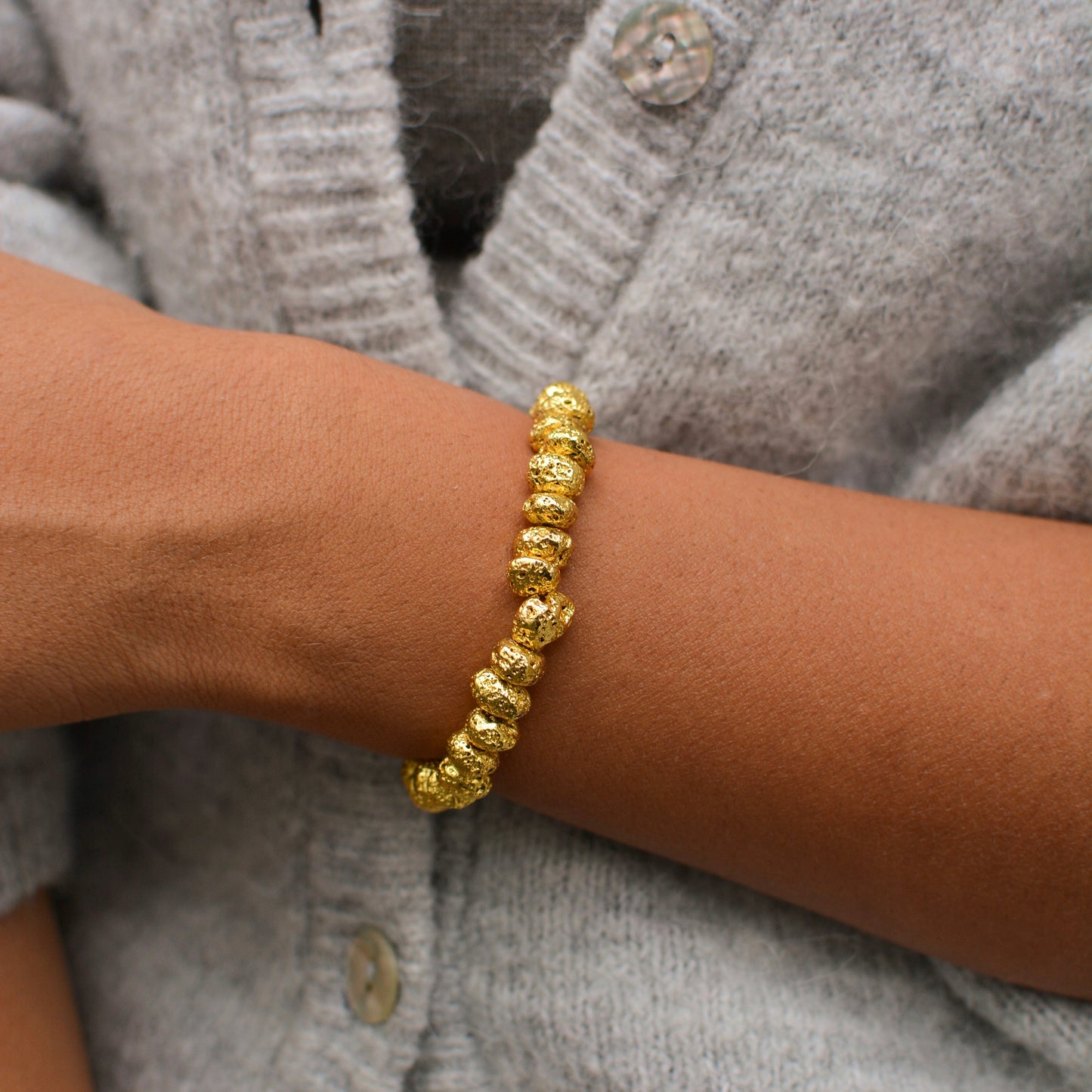 bracelet composé de pierres volcaniques plaquées or fait main 