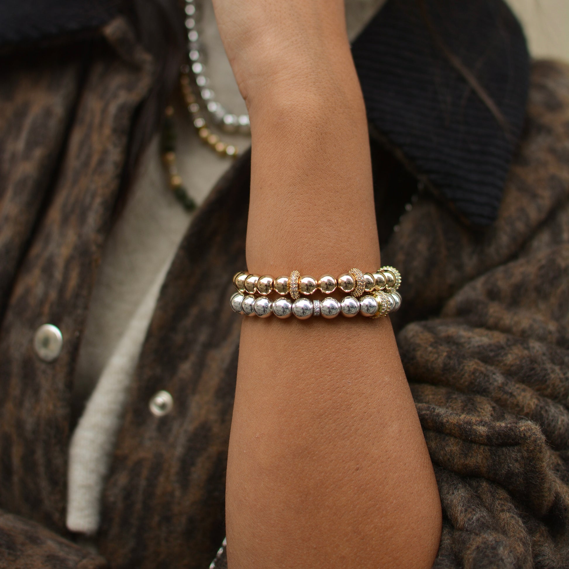 bracelet perlé en hématité doré avec zircons porté par le modèle