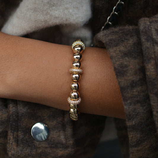 Ce bracelet est fabriqué à la main dans nos ateliers parisiens à partir de pierres semi précieuses d'hématite plaquées or et résistantes à l'eau. 