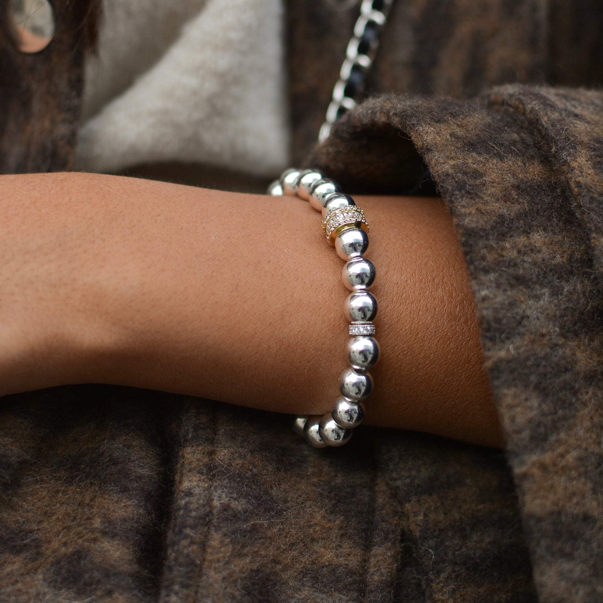 Ce bracelet est fabriqué à la main dans nos ateliers parisiens à partir de pierres semi précieuses d'hématite plaquées argent et résistantes à l'eau. 