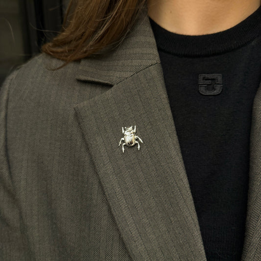 Broche argentée en forme de scarabée rose hill paris