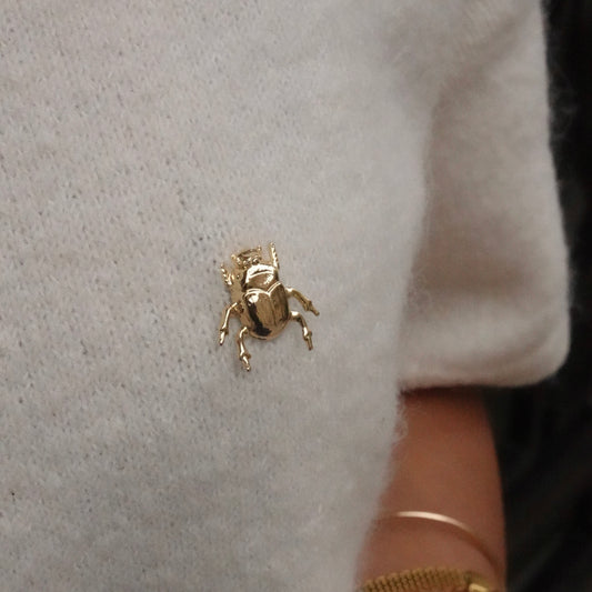 broche dorée en forme de scarabée rose hill paris. 