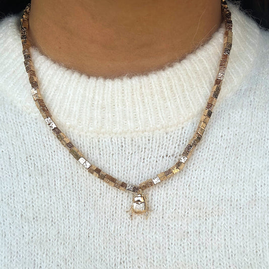 collier en pierres volcaniques naturelles dorées plaquées or orné d'un scarabée