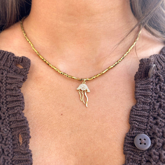 Collier en pierres semi précieuses plaquées or et résistantes à l'eau orné d'un charm pieuvre plaqué or. 