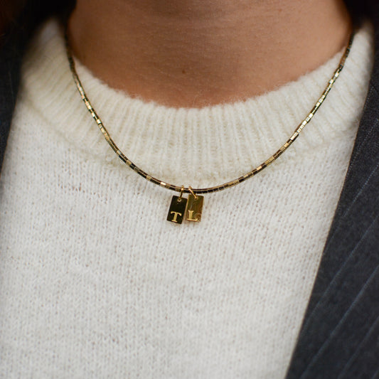 collier en pierres d'hématite semi précieuse doré avec charm personnalisé lettres initiales.