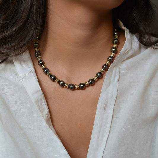 collier en pierres semi précieuses d'hématite et perles noires argentées et dorées 