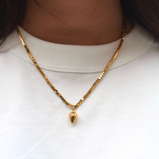 collier en pierres semi précieuses de pyrite plaquées or orné d'un charm fraise plaqué or