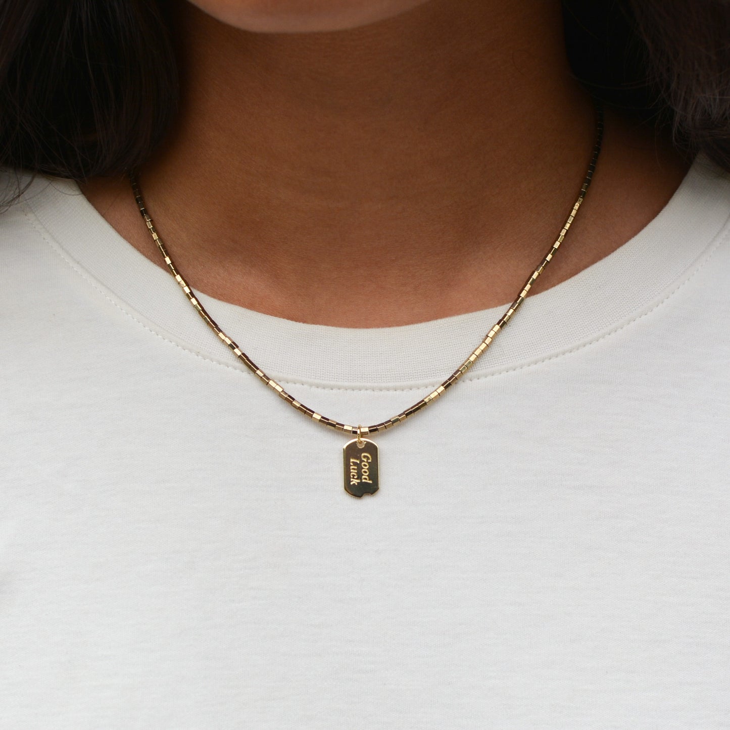 Collier en pierres semi précieuses d'hématite plaquées or et résistantes à l'eau. charm plaqué or 