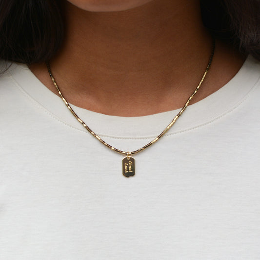 Collier en pierres semi précieuses d'hématite plaquées or et résistantes à l'eau. charm plaqué or 