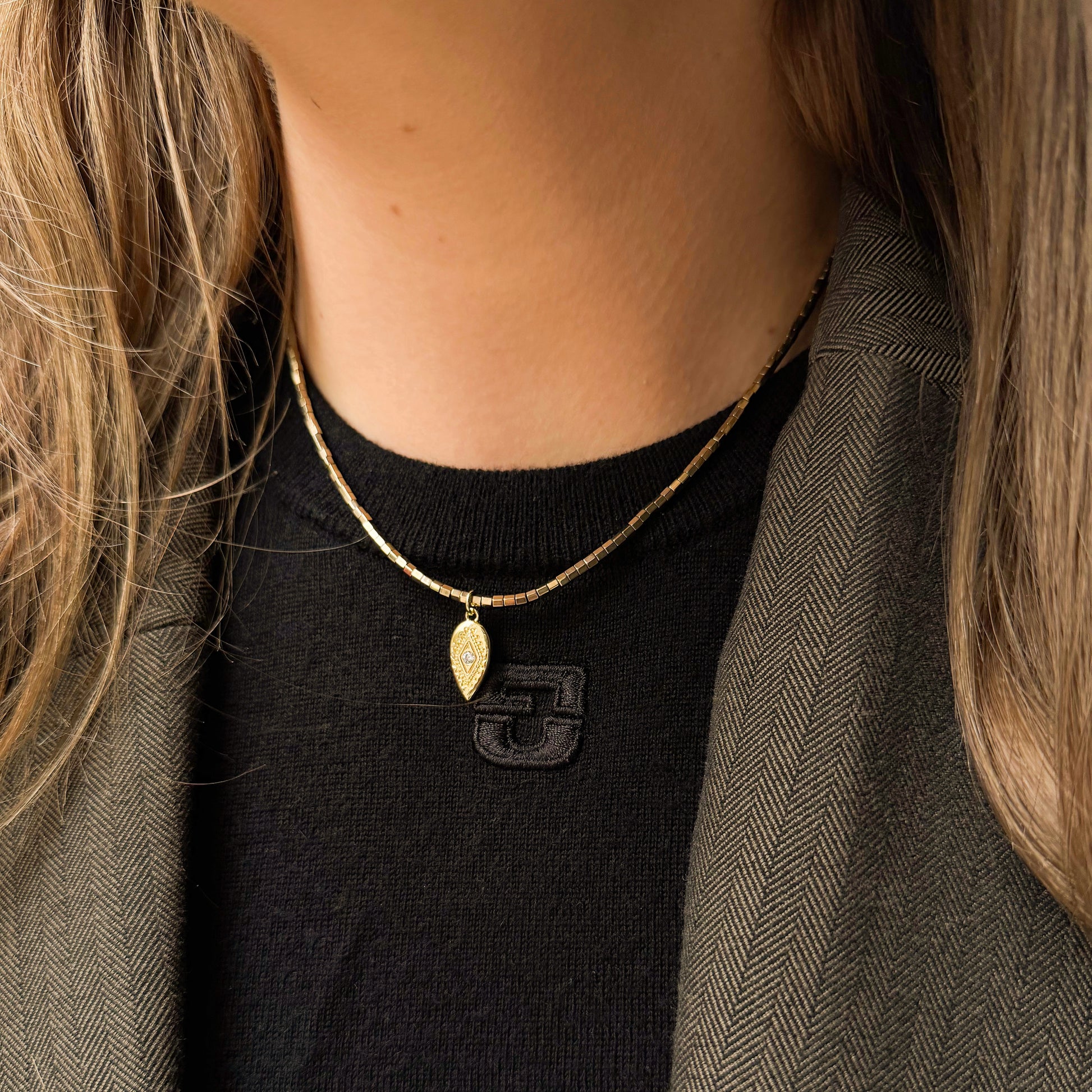 collier en hématite semi précieuses porté par le modèle