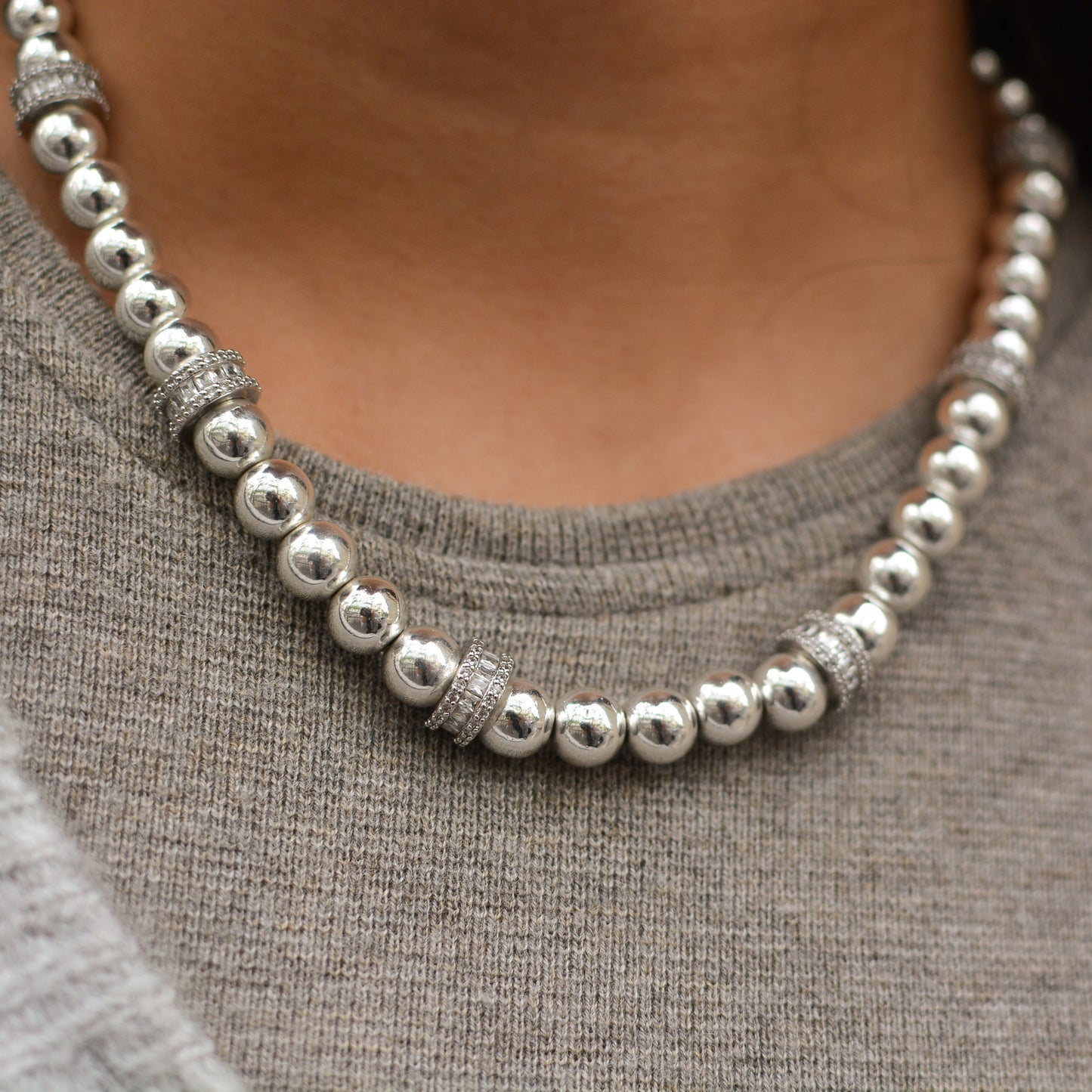 collier court perlé en hématite agenté avec zircons. 