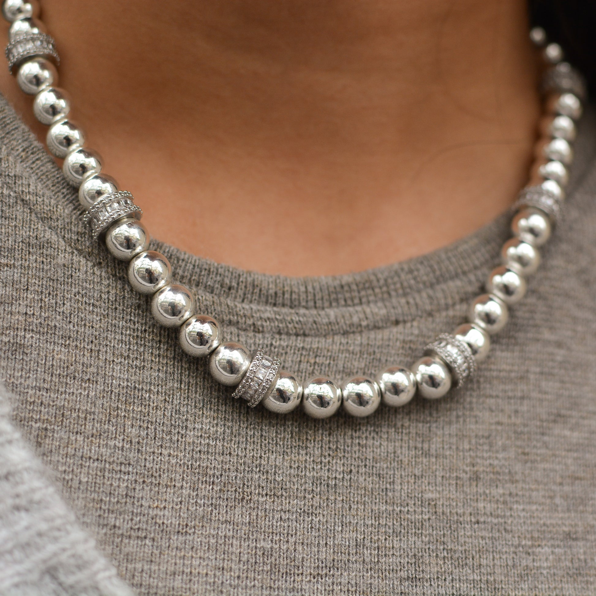 collier court perlé en hématite agenté avec zircons. 