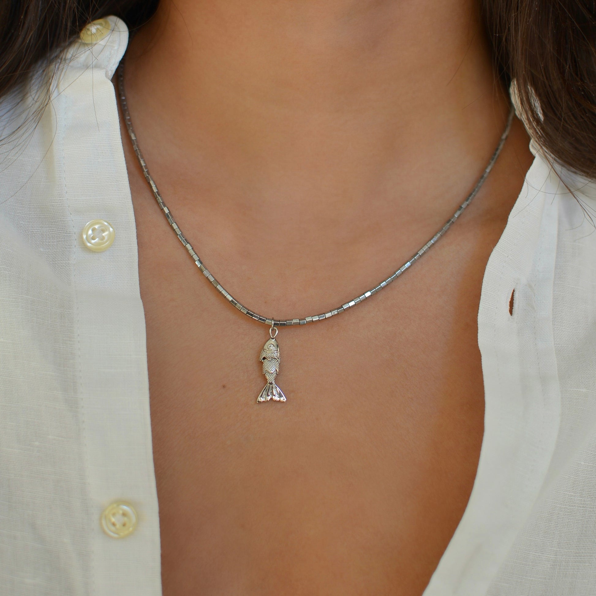 collier ibiza argenté en pierres d'hématite plaquées argent avec charm poisson plaqué argent