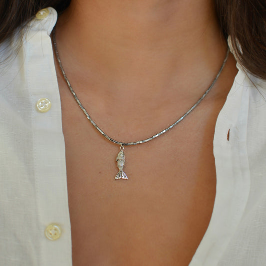 collier ibiza argenté en pierres d'hématite plaquées argent avec charm poisson plaqué argent