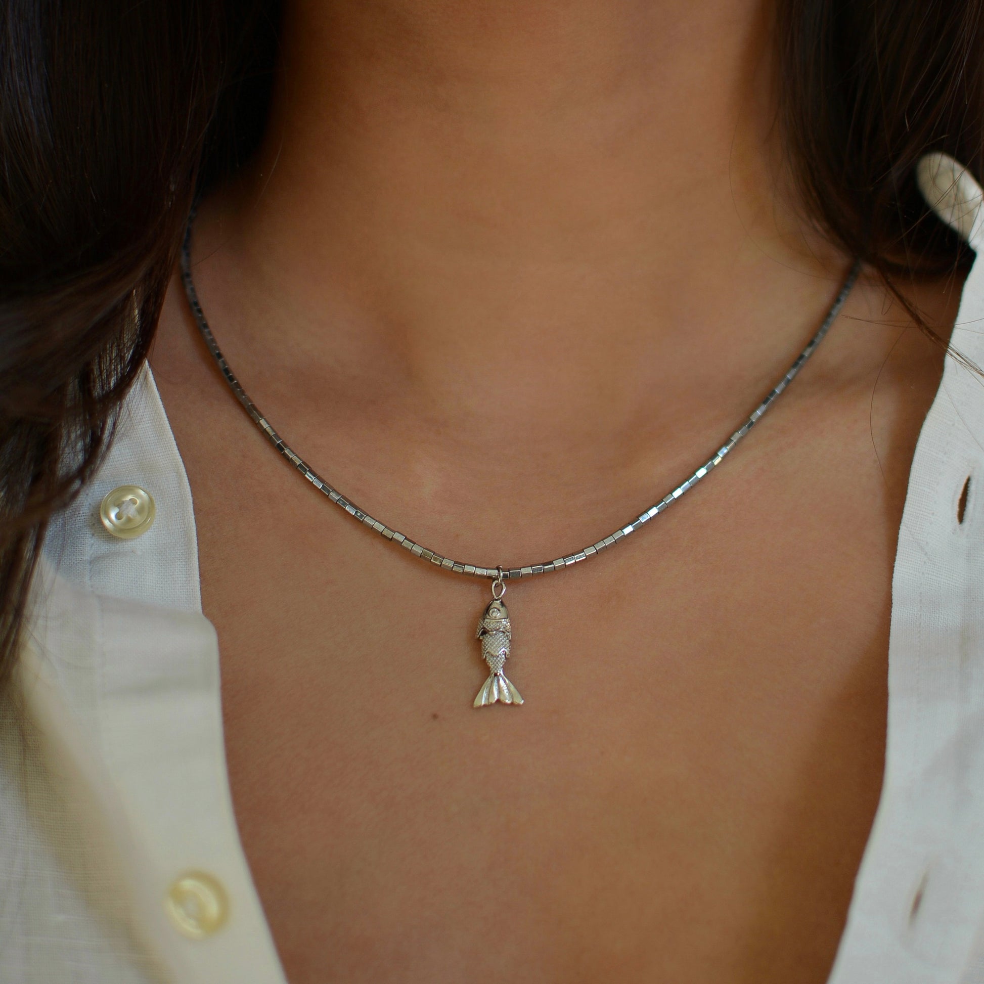 collier en pierres semi précieuses d'hématite argentées avec charm poisson argenté. 