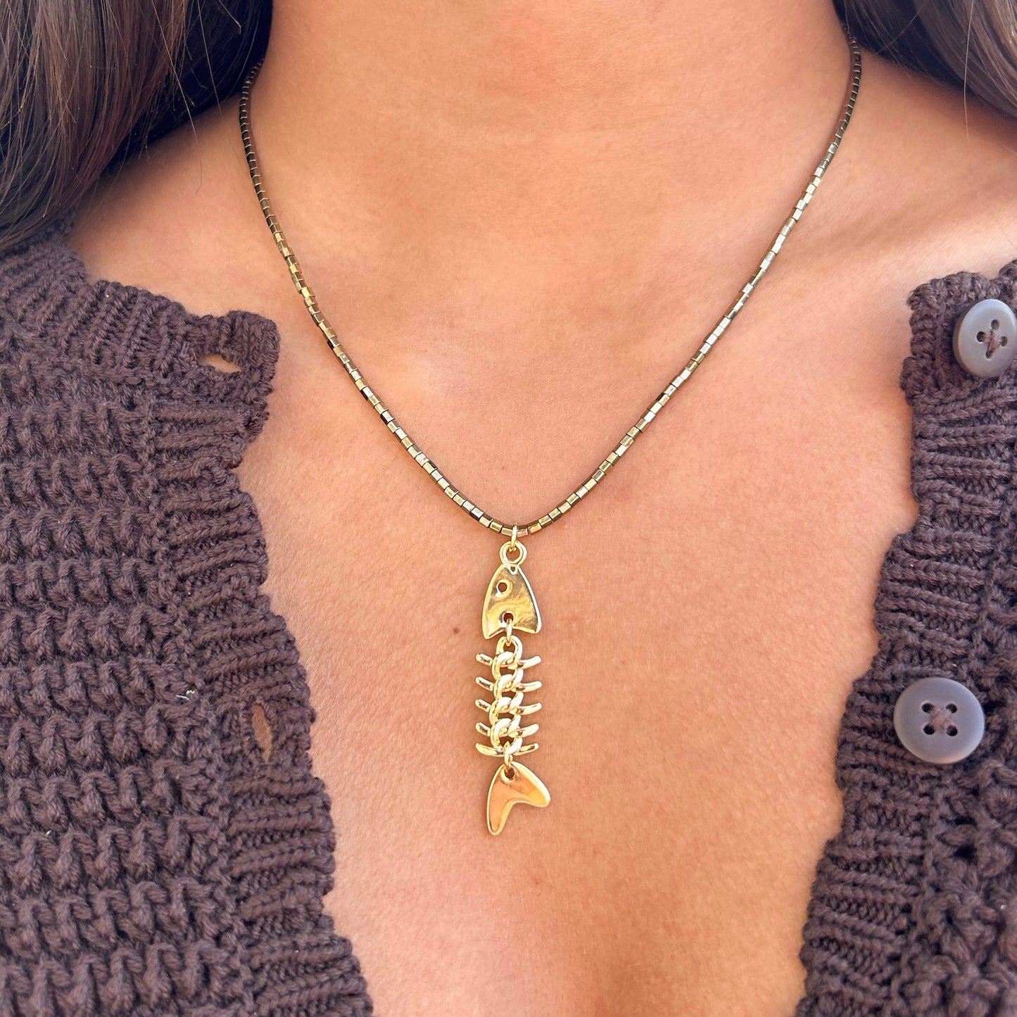 Collier en pierres semi précieuses plaquées or et charm plaqué or. Résistant à l'eau. 