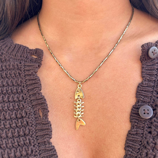 Collier en pierres semi précieuses plaquées or et charm plaqué or. Résistant à l'eau. 