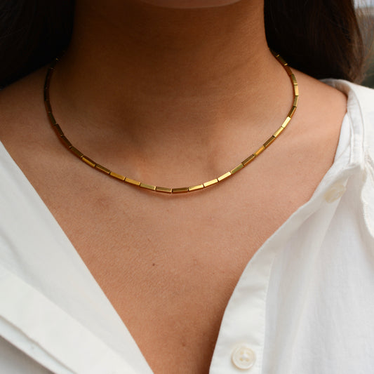 Ce collier est fabriqué à la main avec des matériaux semi précieux plaqués or