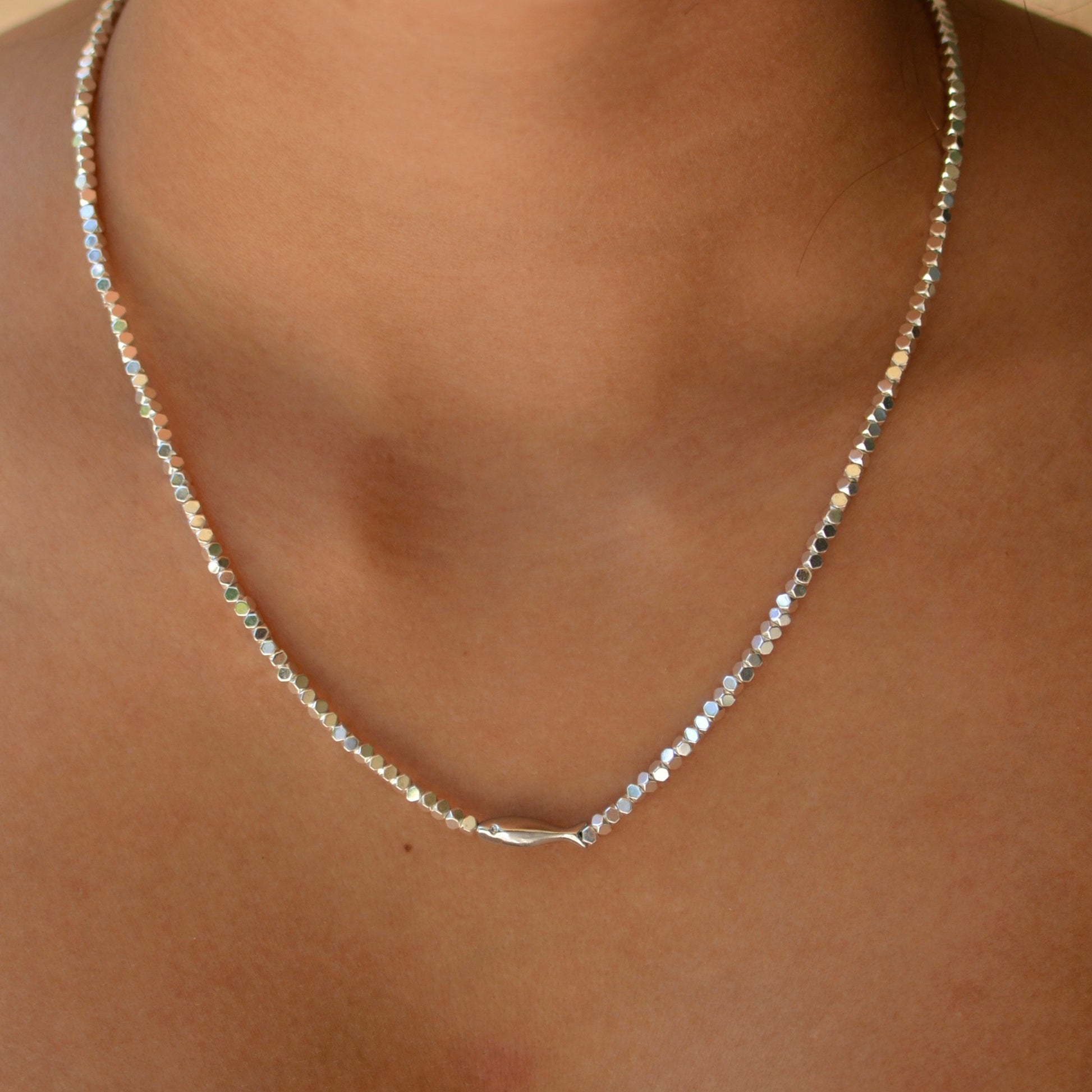 collier en pierres semi précieuses de pyrite plaquées argent orné d'un charm poisson en argent. 