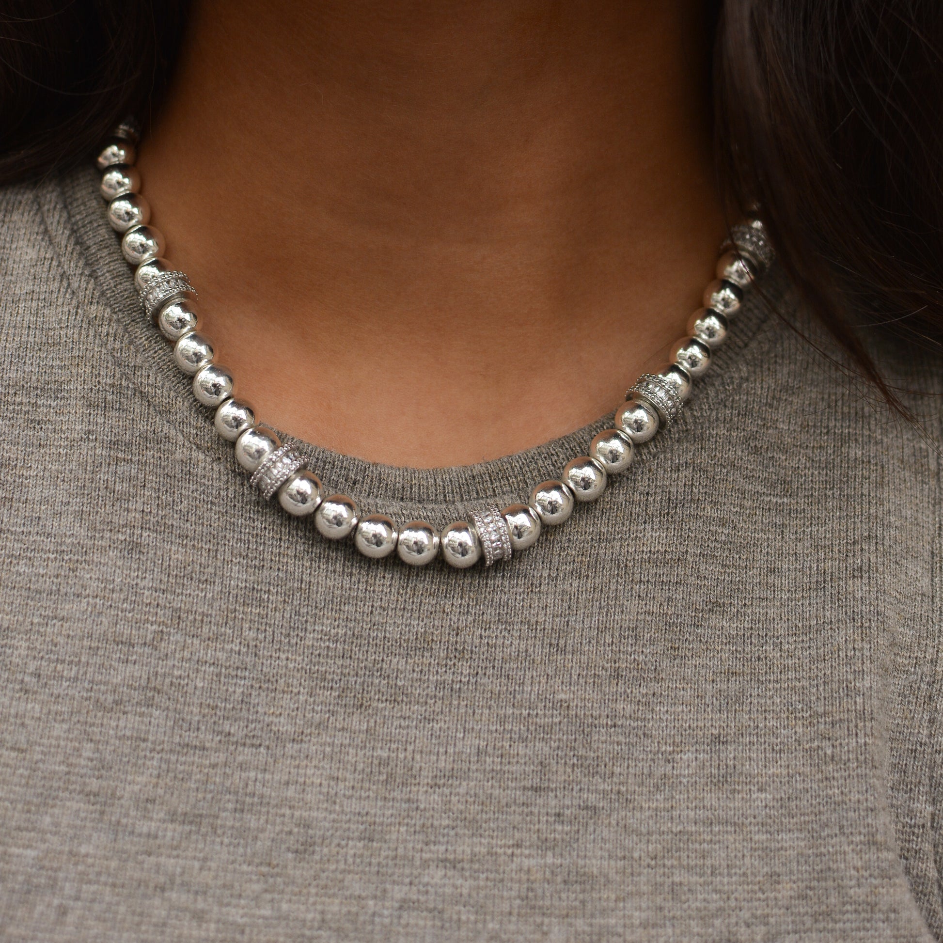 Ce collier est fabriqué à la main dans nos ateliers parisiens à partir de pierres semi précieuses d'hématite plaquées argent et résistantes à l'eau. 