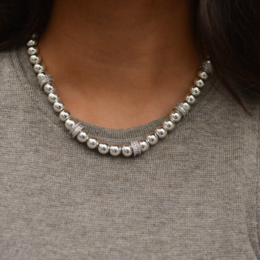 Ce collier est fabriqué à la main dans nos ateliers parisiens à partir de pierres semi précieuses d'hématite plaquées argent et résistantes à l'eau. 