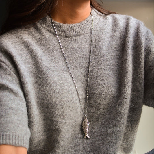 Ce collier est fabriqué à la main dans nos ateliers parisiens à partir de pierres semi précieuses d'hématite plaquées argent et résistantes à l'eau. 