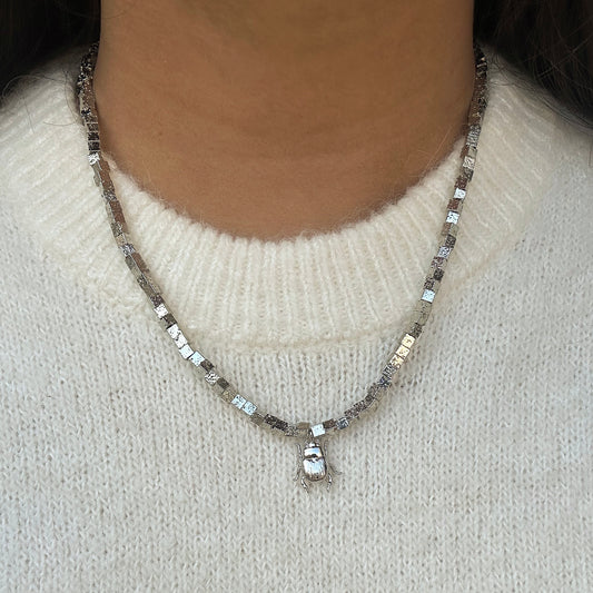 Collier en pierres volcaniques plaquées argent orné d'un charm scarabée porte-bonheur