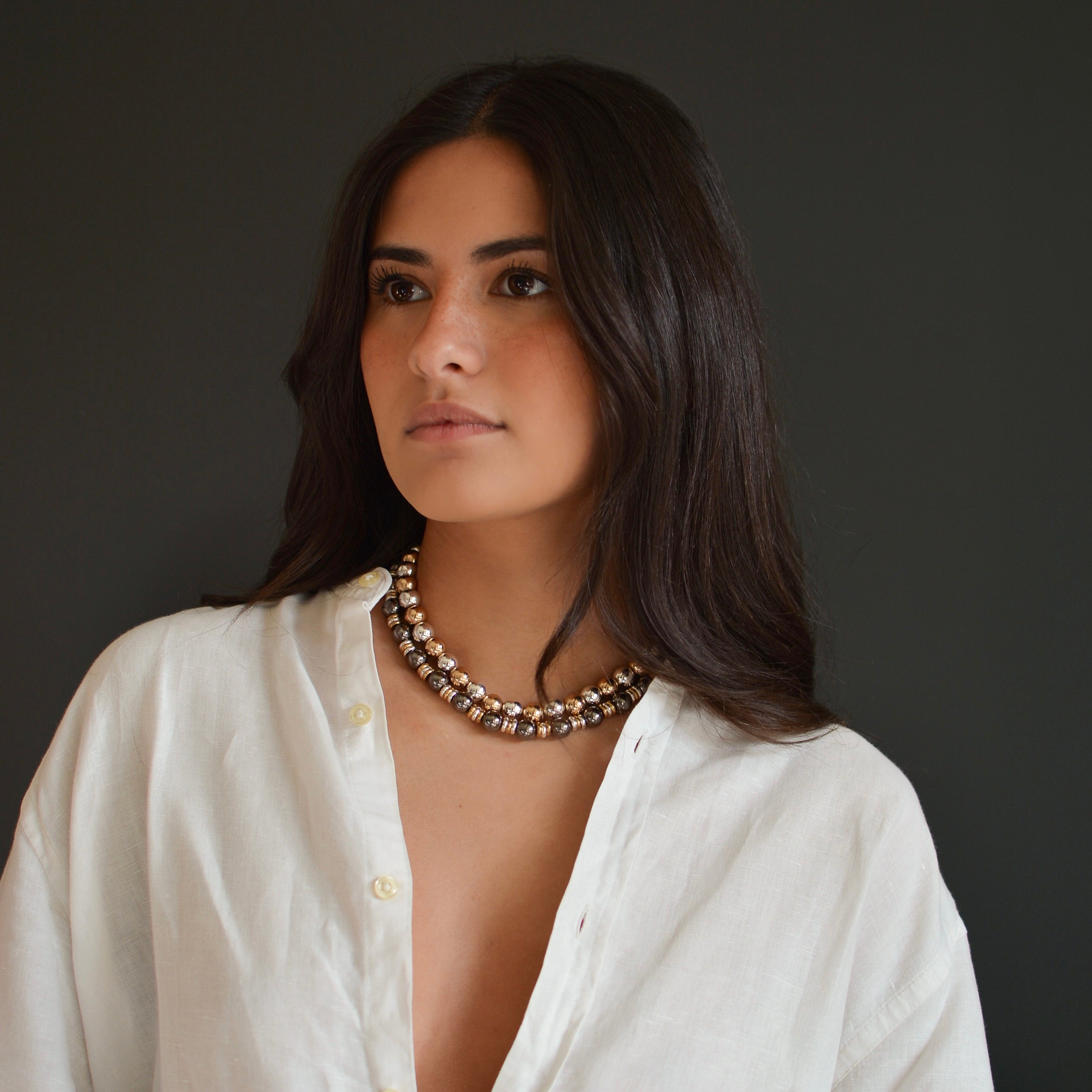 collier en pierres semi précieuses en forme de perles porté par le modèle. 