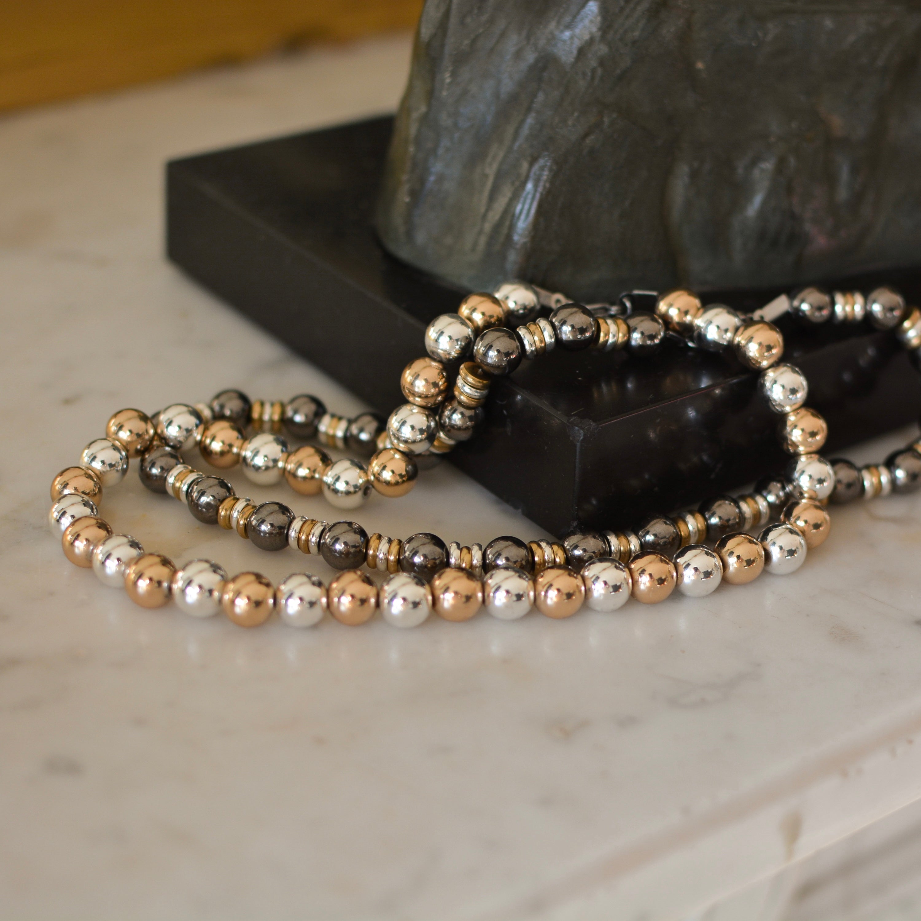 collier en pierres semi précieuses plaquées or et argent entreposés