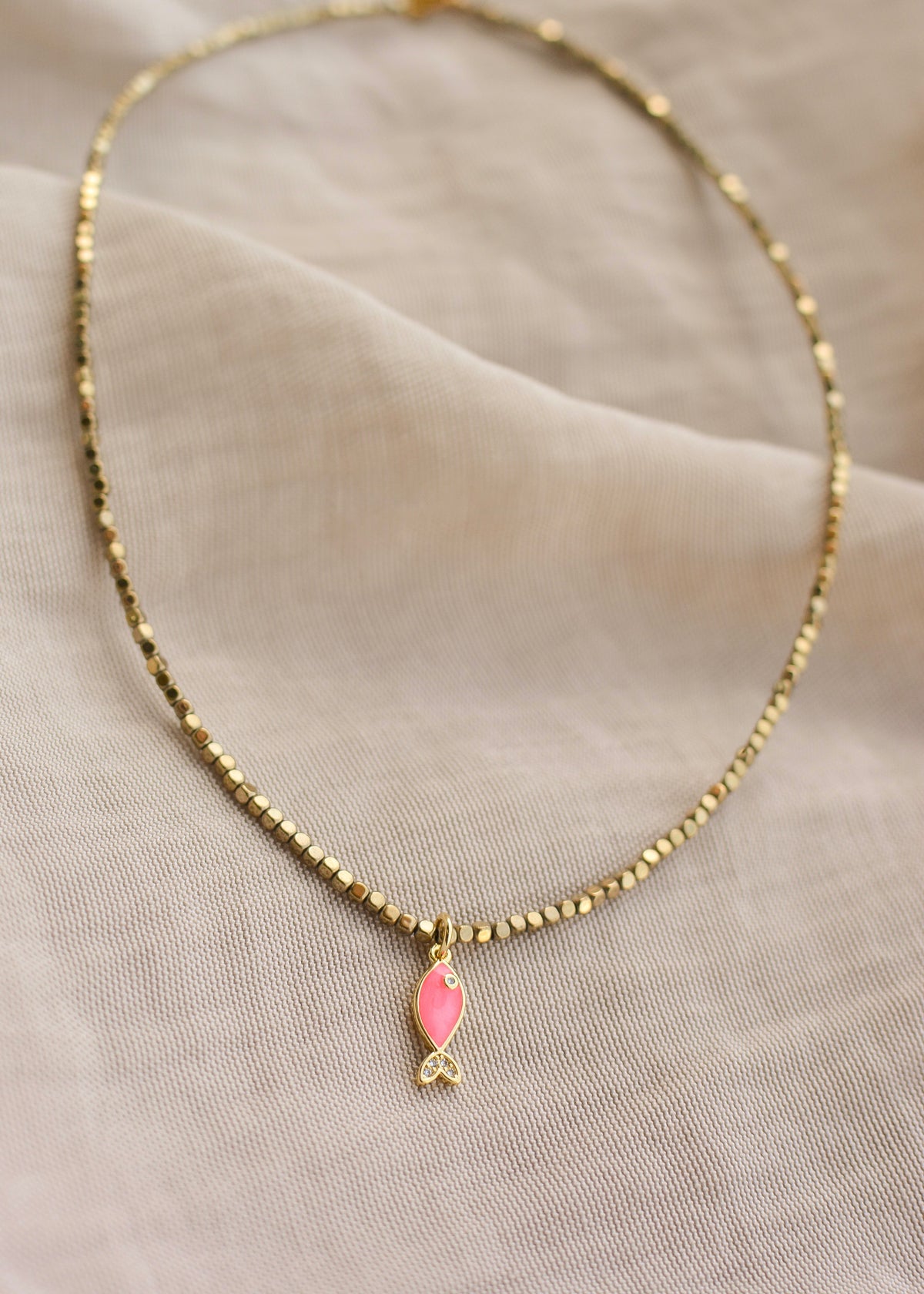 collier doré perlé avec charm poisson rose vif rose hill paris 