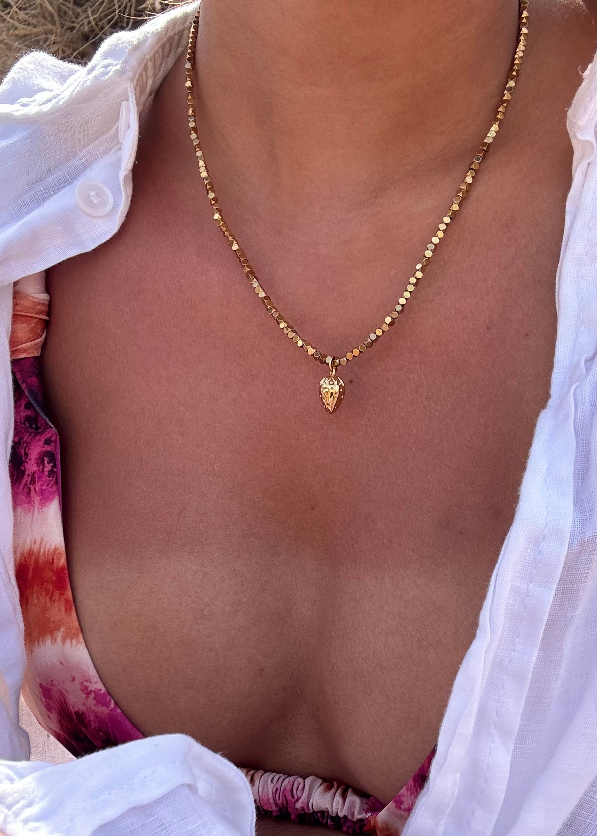 collier florence perlé et doré fraise porté par le modèle