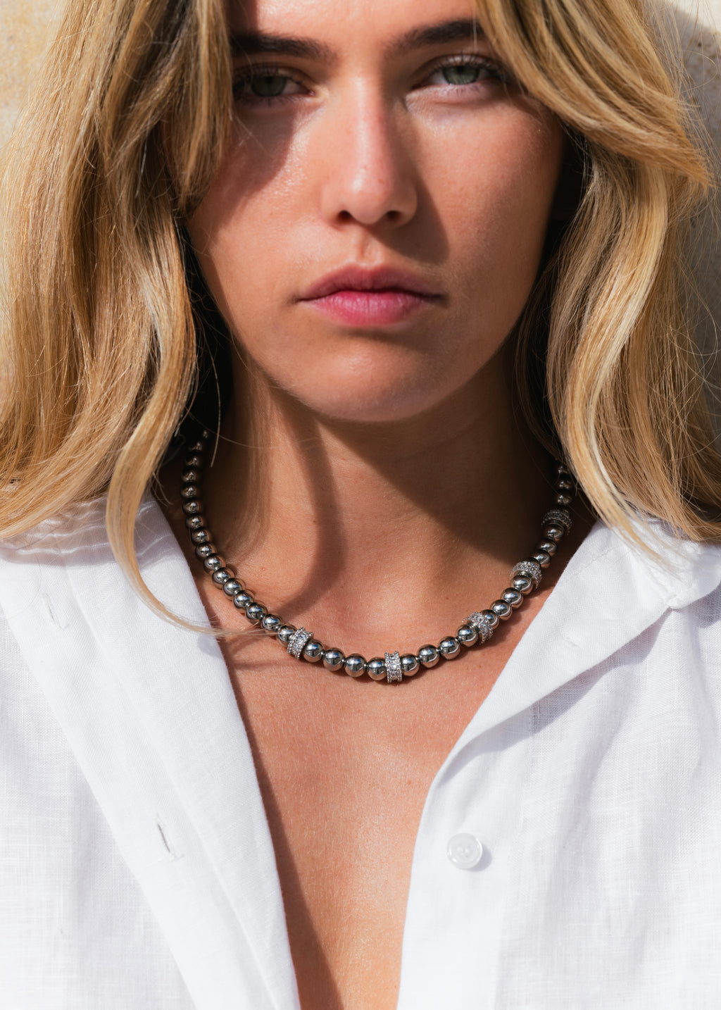 collier grosses perles argentées Paros porté par le modèle