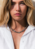 collier grosses perles argentées Paros porté par le modèle