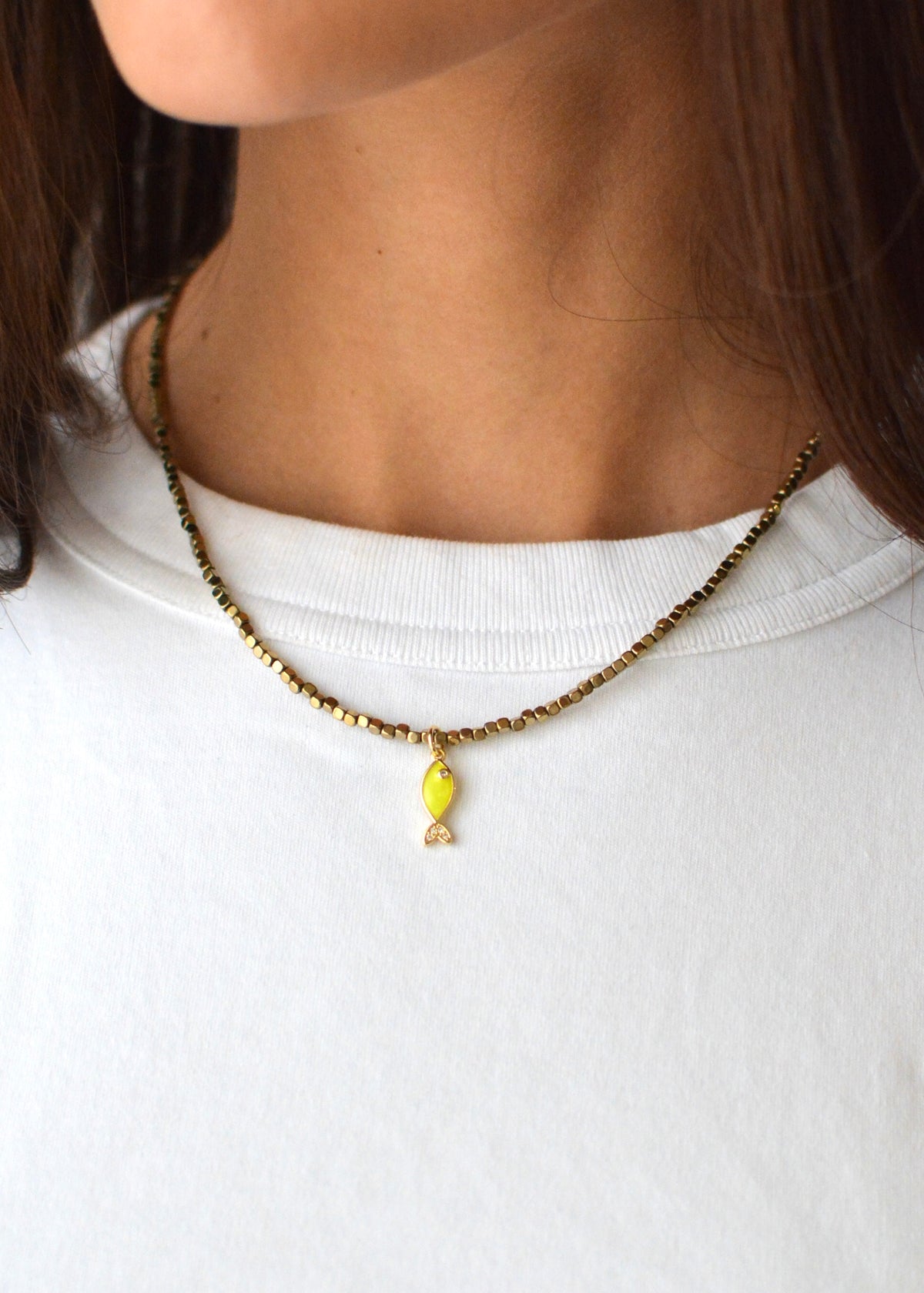 collier ipanema doré perlé rose hill avec charm poisson jaune discret porté par le modèle