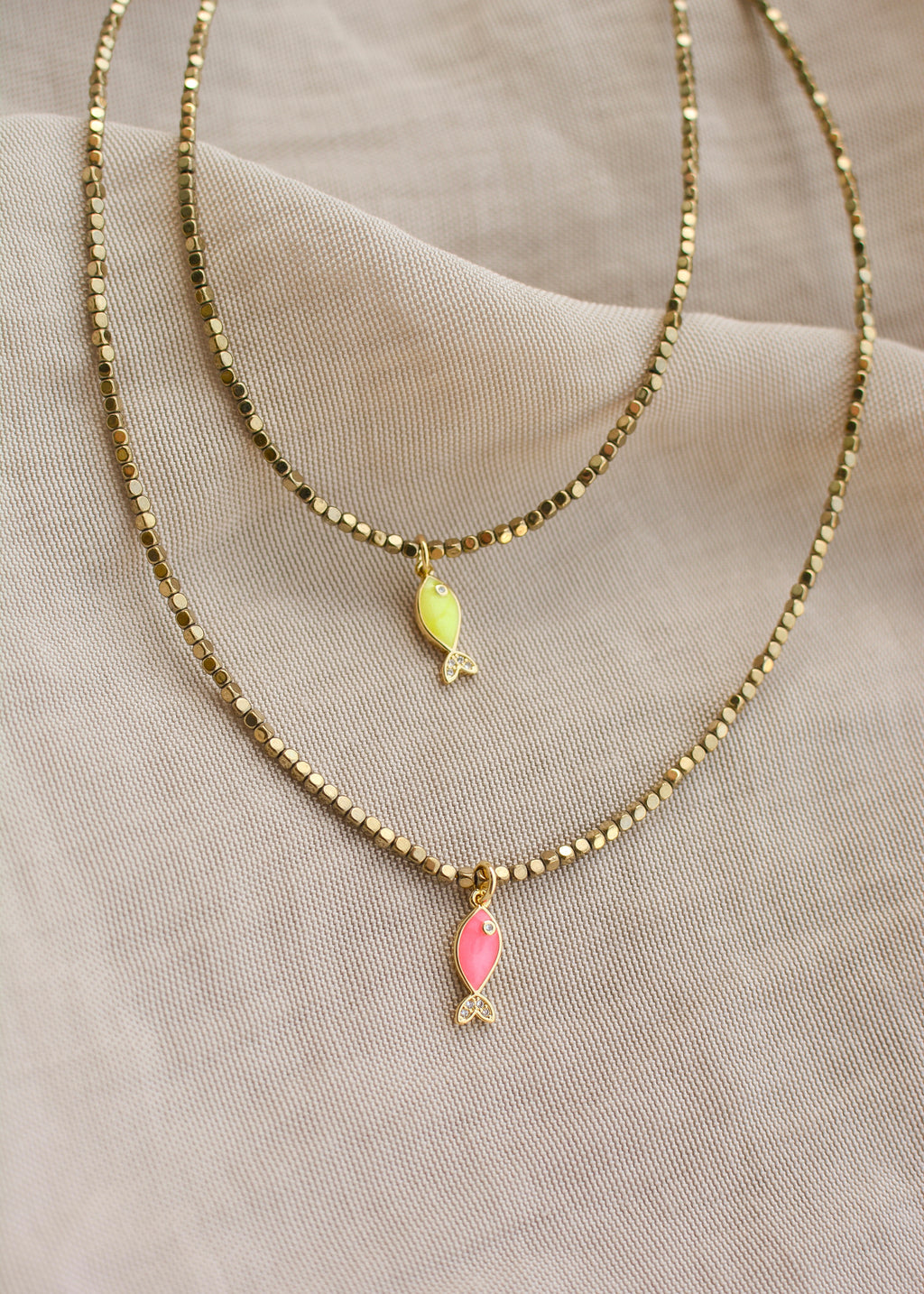 colliers dorés Ipanema et Copacabana dorés et perlés avec charm poisson jaune et rose discrets