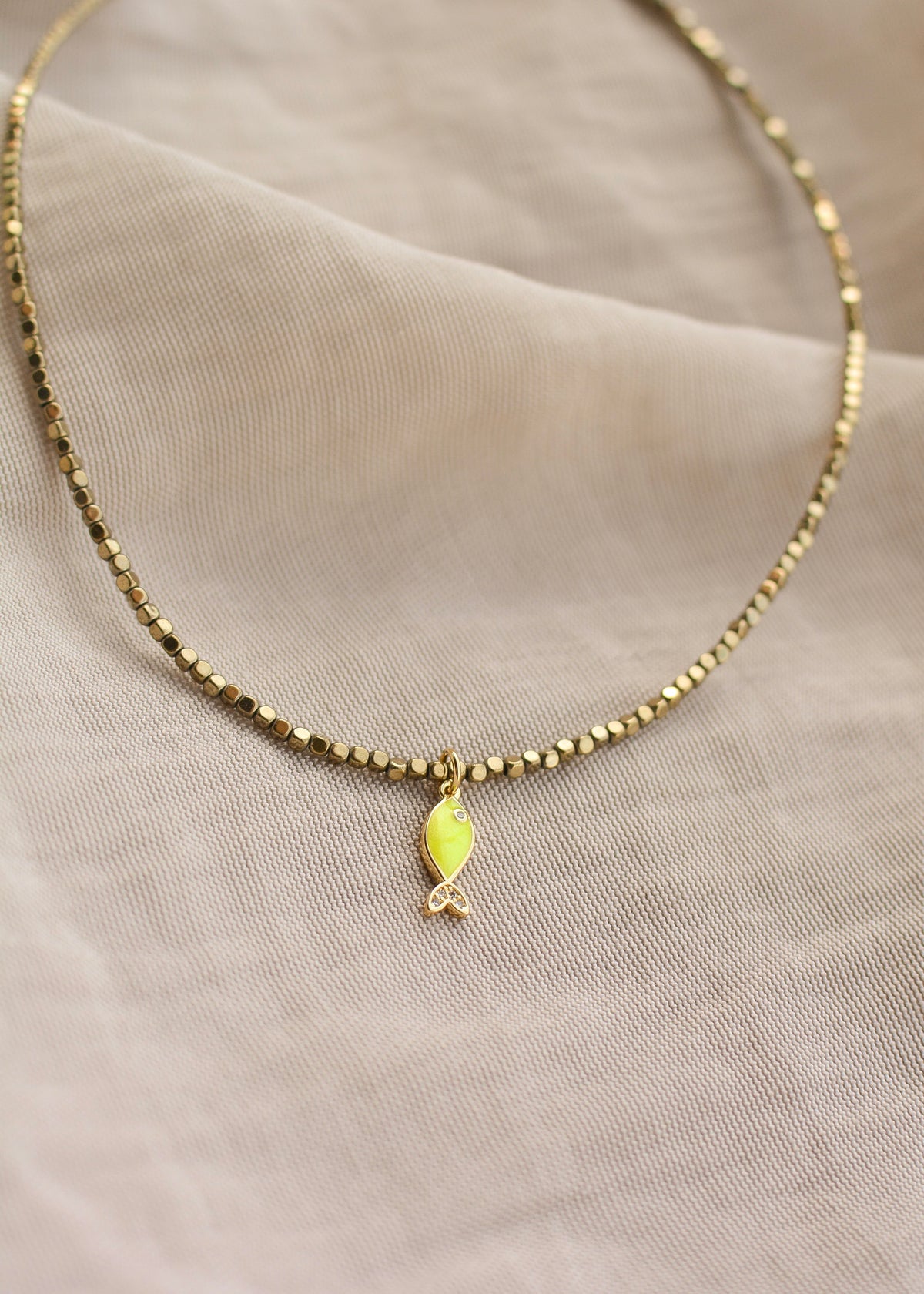 collier ipanema doré perlé fin avec charm poisson jaune discret