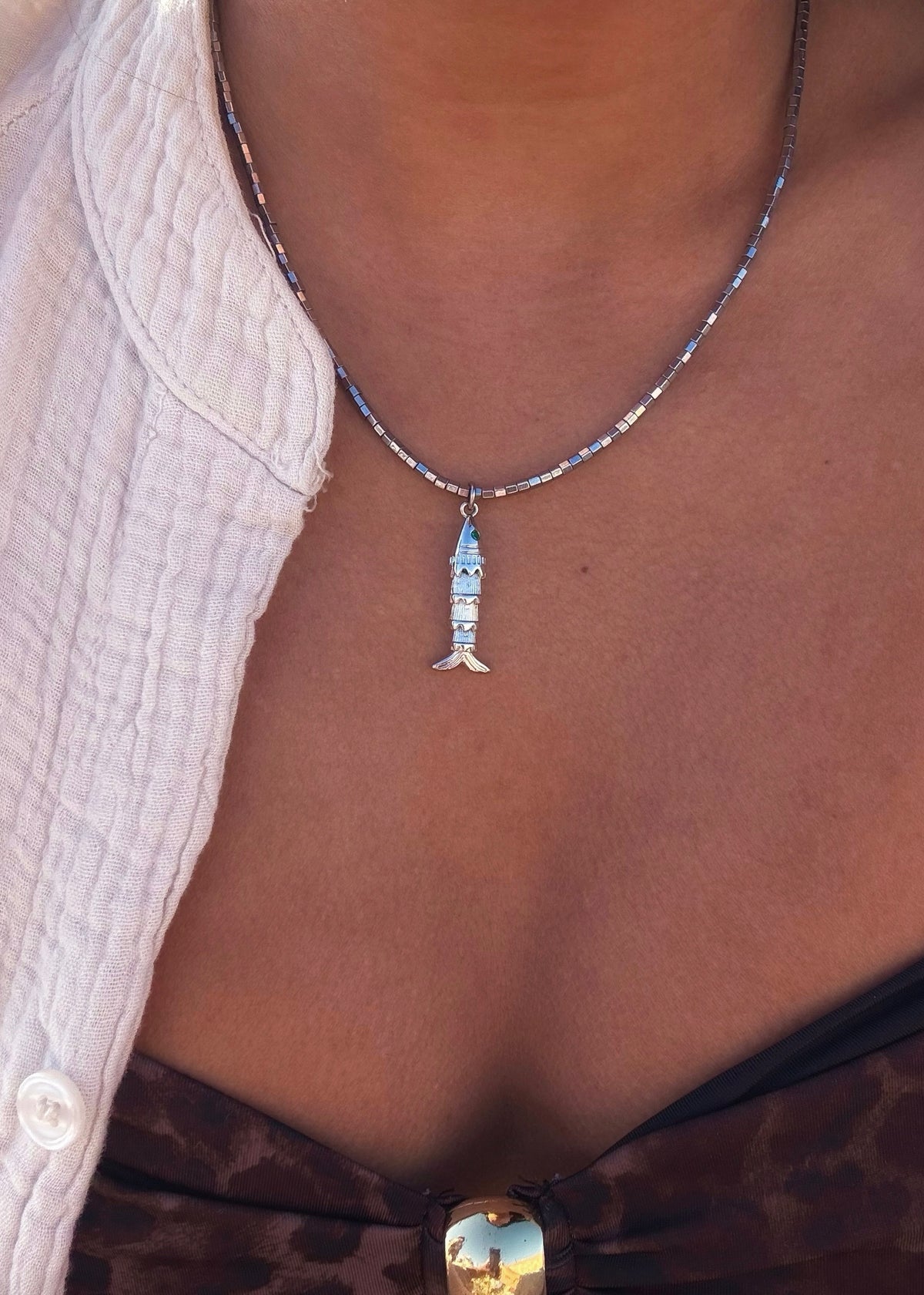 collier Vienna argenté perlé avec charm poisson articulé argenté