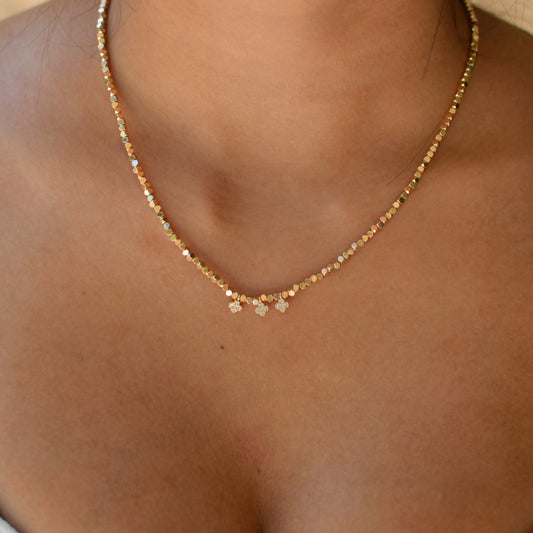 collier de pierres semi précieuses d'hématite plaquées or ornées de zircons.