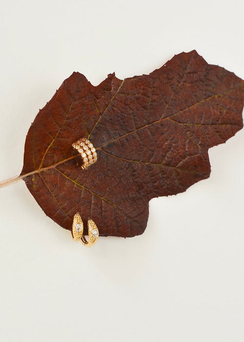 packshot de boucles d'oreilles et de earcuff plaquées or Rose Hill Paris
