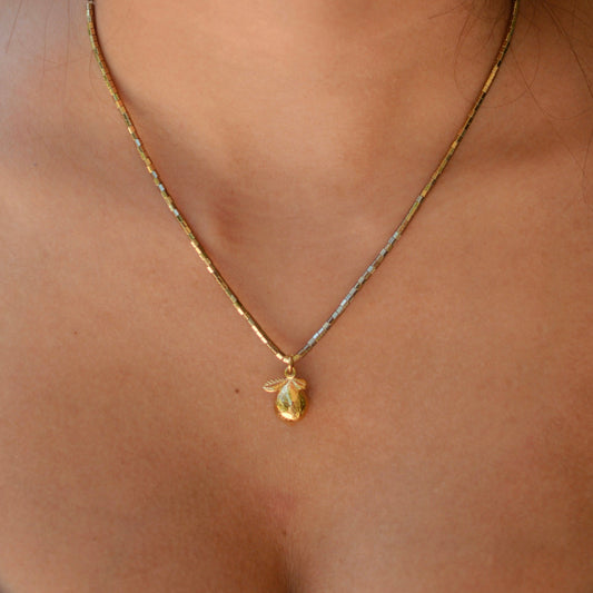 collier en pierres semi précieuses d'hématite et charm plaqué or résistantes à l'eau.